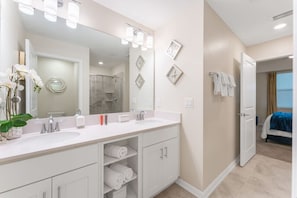 Hair dryer, towels - 3171-302 Resort Lake View Disney Universal Orlando (Kissimmee)