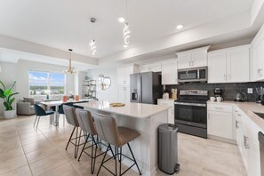 Fridge, microwave, oven, stovetop - 3171-302 Resort Lake View Disney Universal Orlando (Kissimmee)