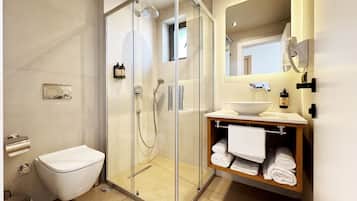 Dusche, Regendusche, Haartrockner, Hausschuhe