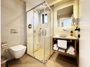 Shower, rainfall showerhead, hair dryer, slippers - VİLLA KANTARLI (Datça)