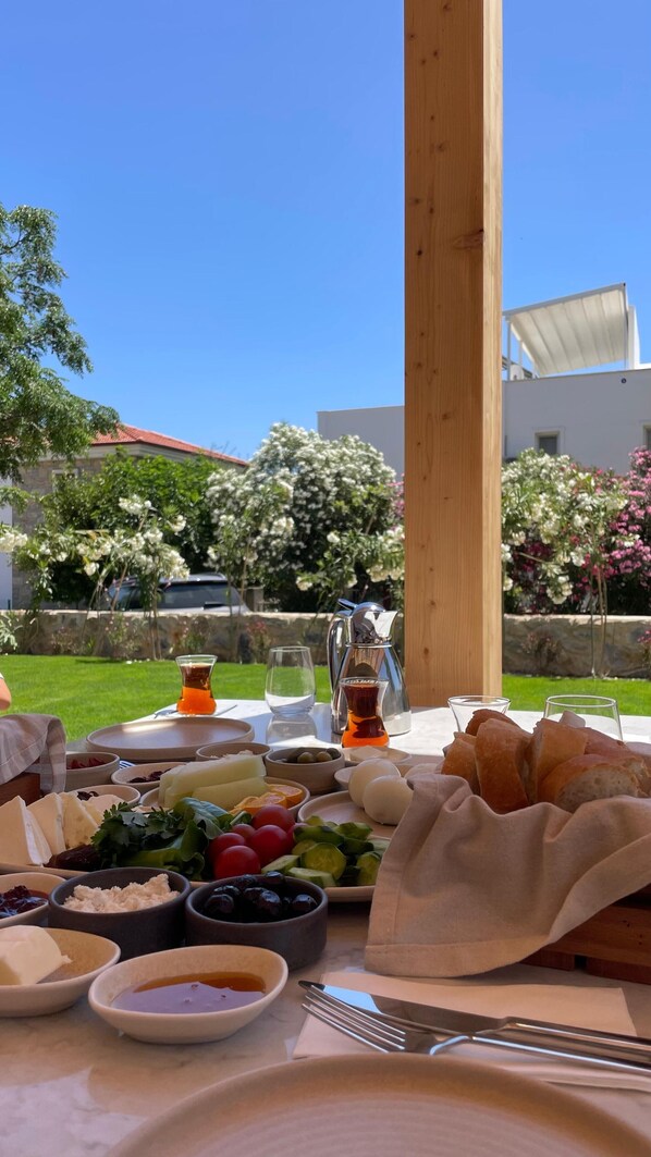 Daily full breakfast (EUR 25 per person) - VİLLA KANTARLI (Datça)