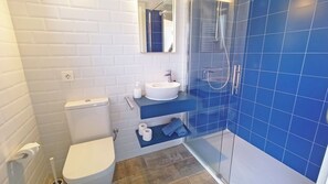 Jetted bath, hair dryer, towels, soap - Casa Temática Ideal Grupos-familias, a 10 Min. de la Playa y de S.j.gaztelugatxe (PV)