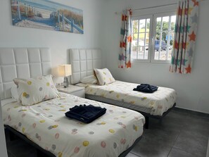 1 chambre, coffres-forts dans les chambres, fer et planche à repasser