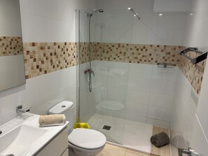 Dusche, Haartrockner, Handtücher