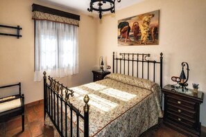 6 bedrooms, WiFi, bed sheets