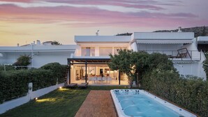 Una casa moderna con idromassaggio e patio.