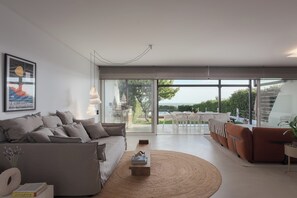 Villa luxueuse, vue sur la mer | Aire de séjour | Téléviseur connecté de 65 po avec télévision par câble, foyer, Netflix