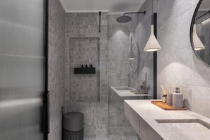 Villa luxueuse, vue sur la mer | Salle de bain | Douche cascade, articles de toilette écologiques, séchoir à cheveux
