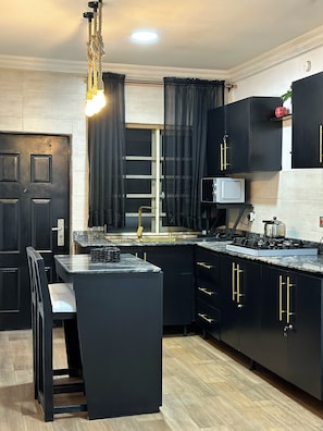 Frigorífico, microondas, placa de cocina y hervidor eléctrico