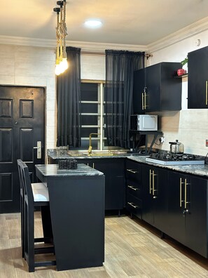 Geladeira, micro-ondas, cooktop, chaleira elétrica