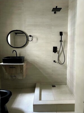 Towels, soap, toilet paper - Business Travelers Dream. Modern Room With 24/7 Electricity and WiFi (Lekki)