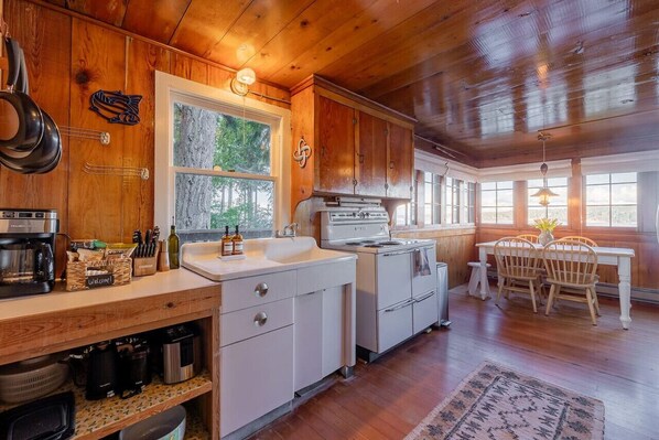 Frigorífic, microones, forn i placa de cuina 