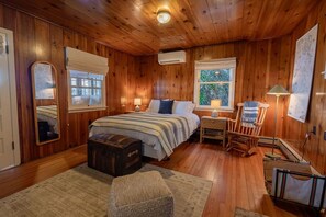 2 bedrooms, desk, iron/ironing board, free WiFi - Sunrise View Waterfront Cabin (Greenbank)