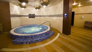 A large indoor hot tub with mosaic tile flooring and a metal handrail. - Hotel Gino Wellness Rabath (Akhaltsikhe)
