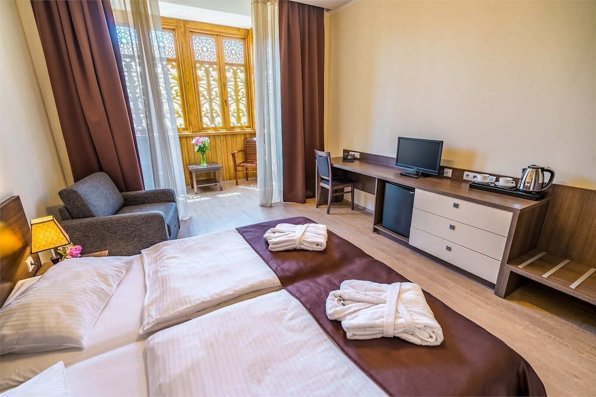 Standard Twin Room, 2 Twin Beds, Non Smoking | In-room safe, desk, laptop workspace, iron/ironing board