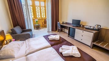 Standard Twin Room, 2 Twin Beds, Non Smoking | In-room safe, desk, laptop workspace, iron/ironing board