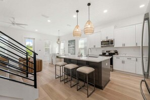 Een microgolfoven, een kookplaat, een vaatwasser