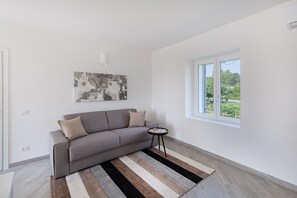 Business Apartment | Living area | 35-inch TV with digital channels