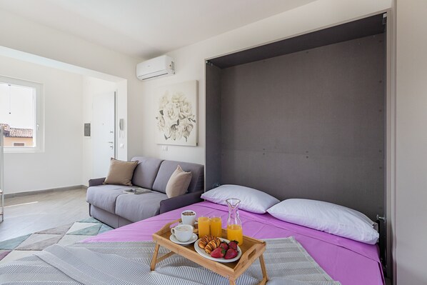 Basic Studio | Iron/ironing board, free WiFi, bed sheets