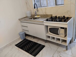 Fridge, microwave, stovetop, cookware/dishes/utensils - Simples e Aconchegante (Vila Suissa Mogi das Cruzes)