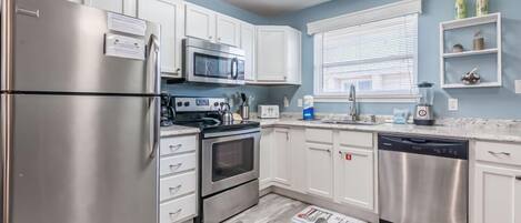 Frigorifero, microonde, forno, piano cottura