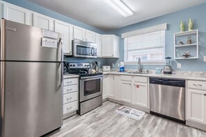 Fridge, microwave, oven, stovetop - Gulf View 19 - Your Gulf Shores Escape Awaits! (Gulf Shores)