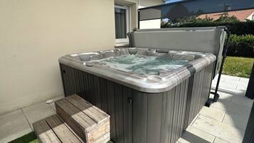 Bañera de hidromasaje al aire libre