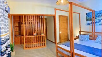 4 bedrooms, iron/ironing board, WiFi, bed sheets