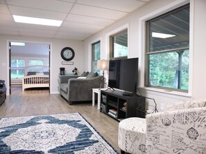 Smart TV - Sticks & Stones with Bunkhouse on Drummond Island (Drummond Island)