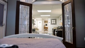 Een hotelkamer met een bed, een bureau, een stoel en een raam met gordijnen.