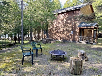 Whitney Bay Getaway Bunkhouse on Drummond Island (3122)