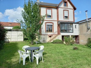 Outdoor dining - La Locomotive by la Bb12087 (Nouvion-sur-Meuse)