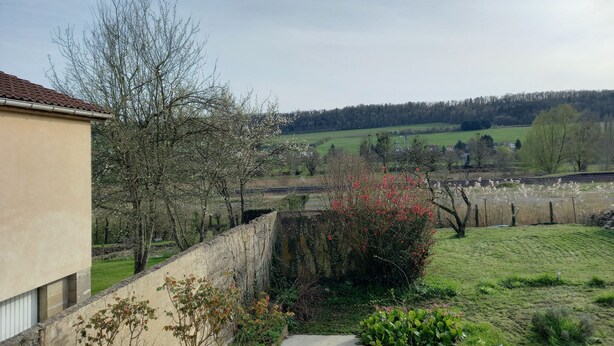 A residential area with a pathway leading to a house with a tiled roof. - La Locomotive by la Bb12087 (Nouvion-sur-Meuse)