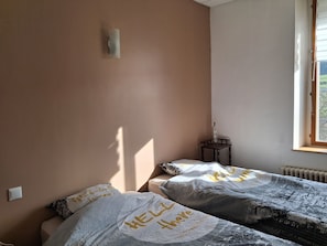 3 bedrooms, desk, soundproofing, iron/ironing board