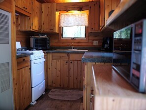 Private kitchen - Sturgeon Bay Chalet on Drummond Island (Drummond Island)