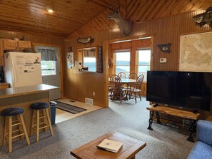 Smart TV, DVD player - Molly Cabin @ Captain's Cove on Drummond Island (Drummond Island)