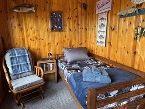 2 bedrooms, WiFi - Molly Cabin @ Captain's Cove on Drummond Island (Drummond Island)