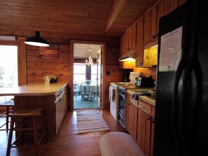 Private kitchen - Sunset Shores on Drummond Island (Drummond Island)