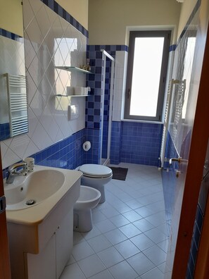 Bruser, hårtørrer, bidet, håndklæder