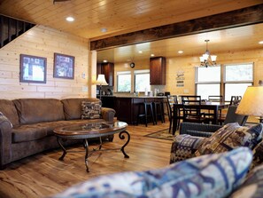 TV, fireplace, DVD player - Northern Adventure on Drummond Island (Drummond Island)