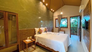 A bedroom with a large bed, a wooden nightstand, a mirror, a TV, and a window with curtains. - Pousada Brisas de Sagi (Baia Formosa)