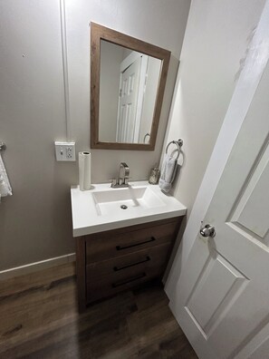 Hair dryer, towels, soap, toilet paper - Cozy 3bd 1ba Free Parking (Springfield)