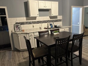 Dining - Cozy 3bd 1ba Free Parking (Springfield)