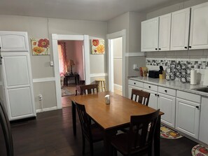 Dining - Cozy 3bd 1ba Free Parking (Springfield)
