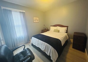 3 bedrooms, WiFi, bed sheets - Cozy 3bd 1ba Free Parking (Springfield)