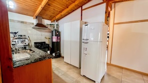 Een koelkast, een microgolfoven, een oven