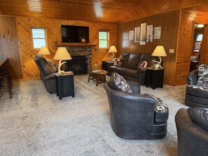 Smart TV, fireplace, DVD player - Cedarside @ Captain's Cove on Drummond Island (Drummond Island)