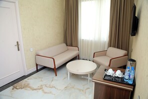 Casa de campo estándar, vistas al jardín | Zona de estar | Una Smart TV