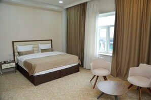 Habitación estándar | Ropa de cama de alta calidad, minibar, caja fuerte y cortinas opacas