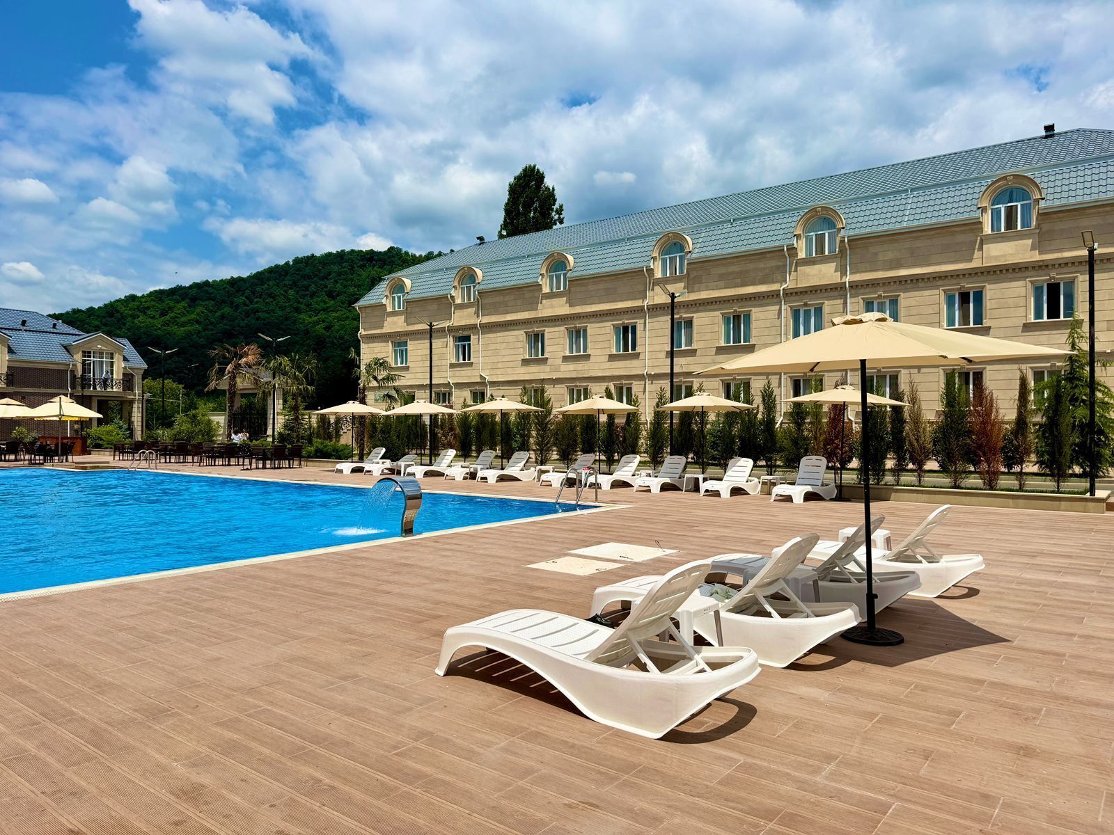 Minibar, caja de seguridad en la habitación y cortinas blackout 